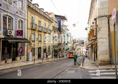 Schöne und charakteristische Fassaden mit Azulejos. Lissabon, Portugal Stockfoto