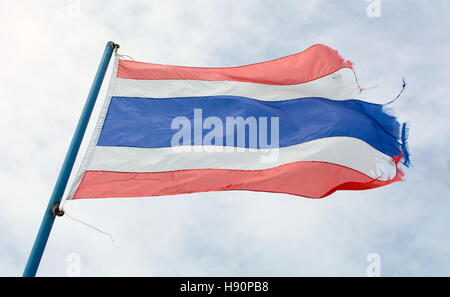 Wellig alten Königreiches Thailand Flagge gegen blauen Himmel Stockfoto