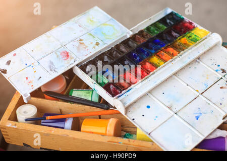 Farben, Pinsel und andere Werkzeuge im Atelier des Künstlers Stockfoto