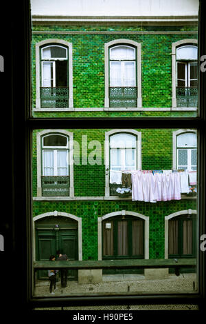 Schöne und charakteristische Fassaden mit Azulejos. Lissabon, Portugal Stockfoto