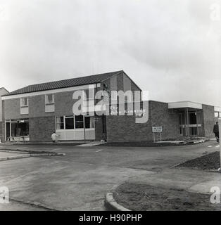 historische, 1965 zeigt Bild, dass Arbeitnehmer, die den letzten Schliff, um das neu erbaute Public House, The John Kennedy A. v. Chr., nach dem 35. amerikanischen Präsidenten, in Meadowcroft, Aylesbury, England benannt. Stockfoto