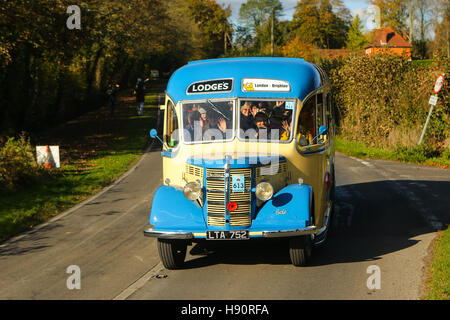 Chris Evans fährt eine blau und gelb gefärbt Veteran Bus als Bestandteil der 2016 London to Brighton Veteran Car Run Stockfoto