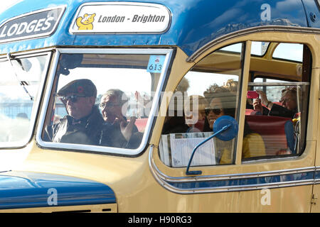 Chris Evans fährt einen Bus entlang stören Drive in Brighton als Bestandteil der 2016 Veteran Car Run Stockfoto