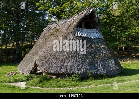 Replik eines alten Bauernhauses aus dem Bronze Jahrhundert in Tanum World Heritage Center, Schweden Stockfoto