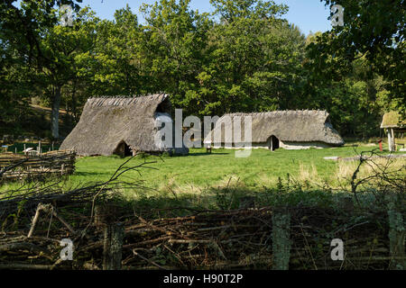 Replik eines alten Bauernhauses aus dem Bronze Jahrhundert in Tanum World Heritage Center, Schweden Stockfoto