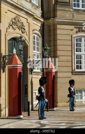 Wachablösung am königlichen Schloss Amalienborg, Kopenhagen, Dänemark, Skandinavien, Europa Stockfoto