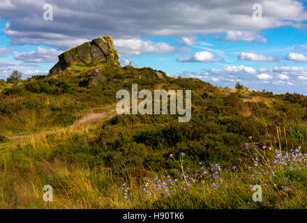 Ashover Rock oder Fabrick ein Gritstone-Boulder und Aussichtspunkt in der Nähe von Ashover im Peak District Derbyshire England UK Stockfoto