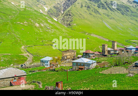 Ushguli ist das Wahrzeichen von Swanetien, diese Gemeinschaft besteht aus vier Dörfern am Fuße des Schchara, Georgia. Stockfoto