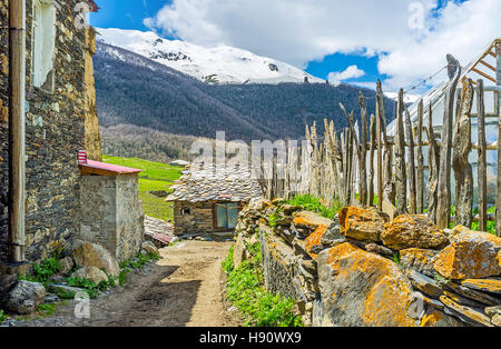 Die rustikale Straße mit irdenen Straßen- und mittelalterliche Stein Häuser in Enguri-Schlucht, zwischen den Gipfeln des großen Kaukasus Ushguli, Georgia. Stockfoto