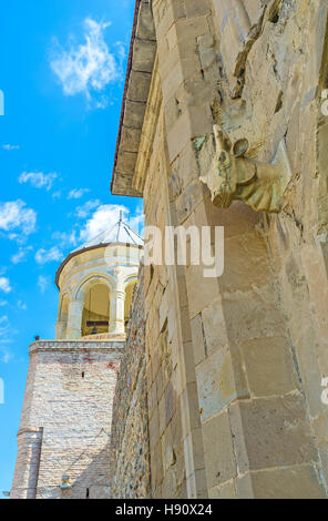 Der mittelalterliche Stierkopf, gebaut in der Ostwand der Swetizchoweli-Kathedrale in Mzcheta, Georgia. Stockfoto