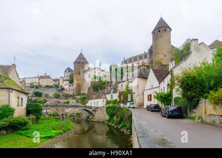 Blick auf den mittelalterlichen Befestigungen von Semur-En-Auxois, Burgund, Frankreich Stockfoto