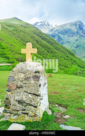 Die winzige Kapelle in einer Highland Wiese am Fuße des Kazbek Mount, Kasbegi Nationalpark, zurGergeti, Georgia. Stockfoto