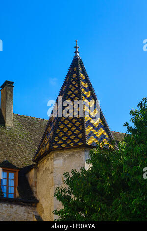 Ein Turm mit typischen bunten gemusterten Dach, Teil der Notre-Dame-Kirche in Beaune, Burgund, Frankreich Stockfoto