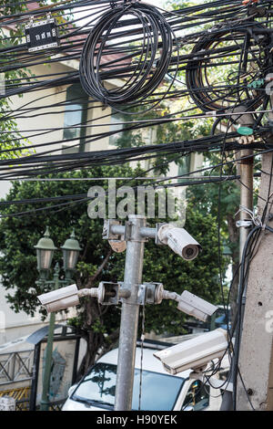 CCTV Kamera Sicherheit und dem Chaos von Kabeln und Leitungen auf jeder Straße in Bangkok, Thailand Stockfoto