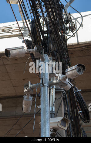 CCTV Kamera Sicherheit und dem Chaos von Kabeln und Leitungen auf jeder Straße in Bangkok, Thailand Stockfoto