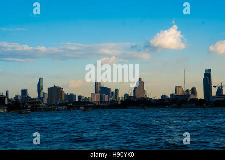 Boot-Blick vom Chao Praya Fluss auf Bangkok, Thailand Stockfoto