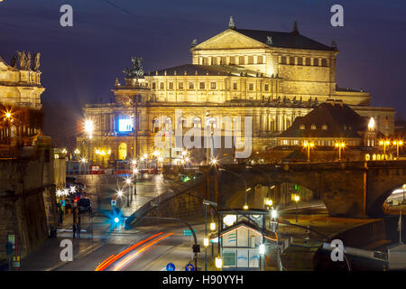 Semperoper in der Nacht in Dresden, Deutschland Stockfoto