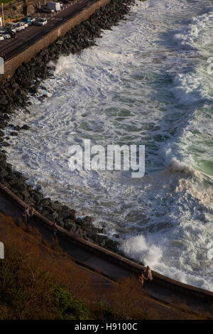 Wellen des Atlantiks lash Boulevard de Prince de Galles in der Resort Biarritz in der baskischen Region von Frankreich, März 2013 Stockfoto