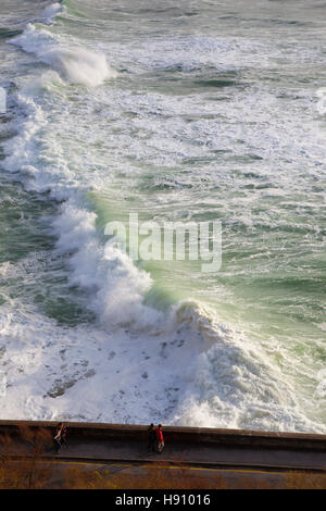 Wellen des Atlantiks lash Boulevard de Prince de Galles in der Resort Biarritz in der baskischen Region von Frankreich, März 2013 Stockfoto