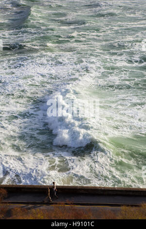 Wellen des Atlantiks lash Boulevard de Prince de Galles in der Resort Biarritz in der baskischen Region von Frankreich, März 2013 Stockfoto