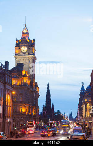 Blick nach Westen auf die Princes Street in Edinburgh in der Abenddämmerung. Stockfoto