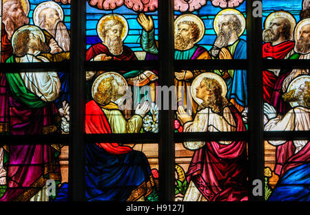 Glasmalerei-Fenster Darstellung der zwölf Apostel von Jesus in der Kirche Alsemberg, Belgien. Stockfoto