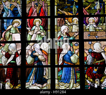 Glasmalerei-Fenster Darstellung Engel und Frauen in der Kirche von Alsemberg, Belgien. Stockfoto