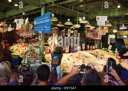 Hecht legen Fisch Markt, Seattle, Washington Stockfoto