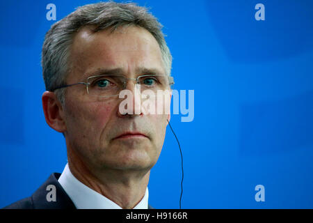 Jens Stoltenberg - Treffen der dt. Bundeskanzlerin Mit Dem NATO-Generalsekretaer, Bundeskanzleramt, 2. Juni 2016, Berlin. Stockfoto