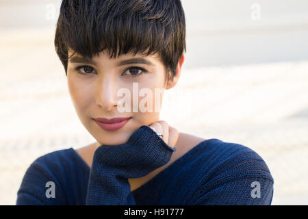 Portrait der schönen Frau mit stylischen Kurzhaarschnitt Stockfoto