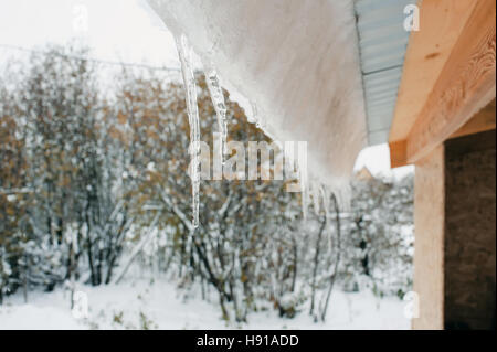 Schneeverwehung auf dem Dach nach Schneefall Stockfoto