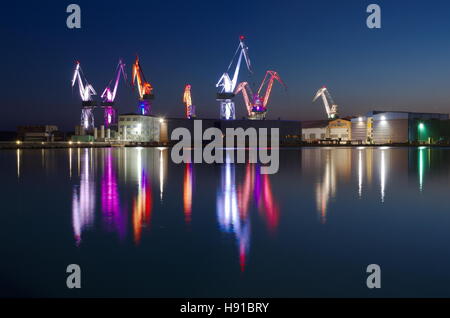 Dock Krane in Pula Kroatien nachts farbig beleuchtet Stockfoto