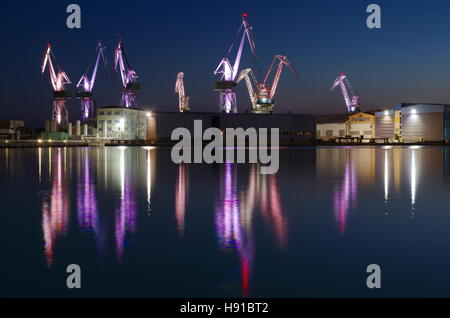 Dock Krane in Pula Kroatien nachts farbig beleuchtet Stockfoto