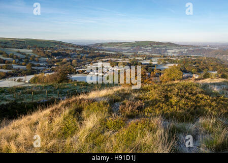 Herbstmorgen auf dem Hügel über dem Dorf Charlesworth in der Nähe von Glossop, Derbyshire, England. Stockfoto