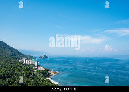 Bahia de Banderas, Jalisco, Mexiko. Blick auf Los Arcos National Marine Park südlich von Puerto Vallarta. Stockfoto