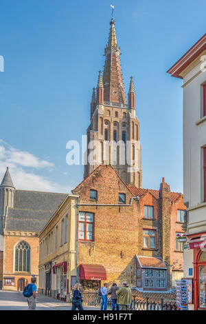 Die Church of Our Lady hinter einem Gebäude Brügge Belgien Stockfoto