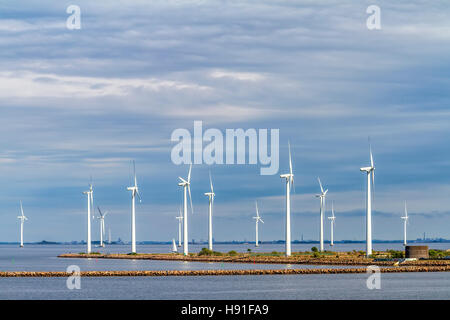 Windkraftanlagen In Kopenhagen Hafen Stockfoto