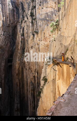 Frau auf der Via ferrata Caminito del Rey Stockfoto