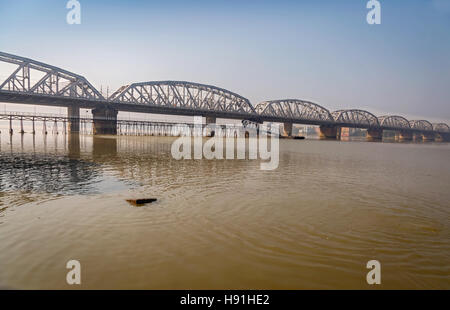 Bally eine Multi-Span Stahl Infrastruktur Brücke über den Fluss Ganges (Hooghly). Stockfoto