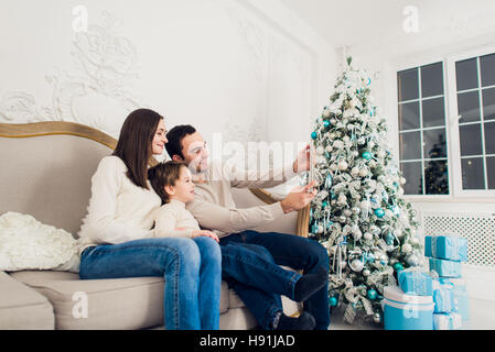 Weihnachten, Urlaub, Technik und Menschen-Konzept - Lächeln Familie mit TabletPC die Selfie zu Hause Stockfoto