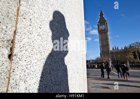 Silhouette eines Beamten gegen die Statue von Sir Winston Churchill, Parliament Square, Whitehall, London, UK Stockfoto