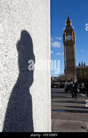 Silhouette eines Beamten gegen die Statue von Sir Winston Churchill, Parliament Square, Whitehall, London, UK Stockfoto