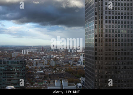Dunkle Wolken in der Ferne Blick in Richtung Stadtrand von East London von Canary Wharf entfernt an einem stürmischen Nachmittag, London, England, Vereinigtes Königreich Stockfoto