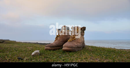 Ein paar Stiefel zu verlassen an der Küste Ogmore durch Meer. Stockfoto