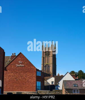 Ludlow Skyline dominiert die Kirche von St. Laurence-Glockenturm Stockfoto