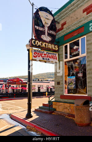 Vor dem Eingang und Zeichen für die Sultana Bar in Williams, Arizona Stockfoto