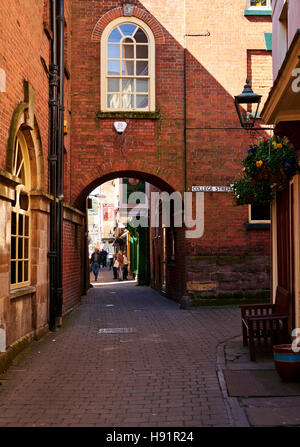 Eine schmale Gasse verläuft zwischen College Street und Ludlow Castle Square Stockfoto