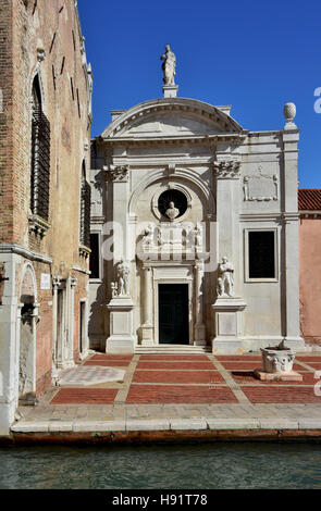 Die Kirche der Abtei von Misericordia, eine verschlossene Kirche im historischen Zentrum von Venedig, mit Barockfassade, gesehen vom Kanal Stockfoto