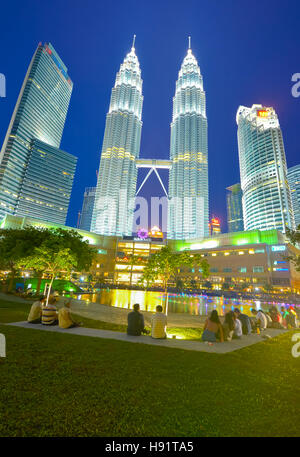 Nachtansicht der Petronas Twin Towers in Kuala Lumpur, Malaysia Stockfoto