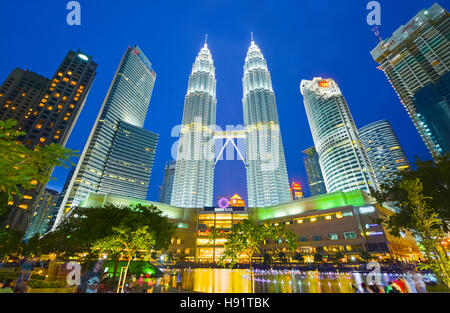Nachtansicht der Petronas Twin Towers in Kuala Lumpur, Malaysia Stockfoto